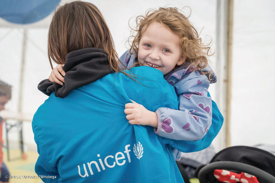 El 7 de abril de 2022, Emma, de 5 años, juega con un miembro del personal de UNICEF en un Punto Azul en el paso fronterizo de Isaccea (Rumanía). Emma, su madre Yulia y su hermano pequeño llegaron al centro después de viajar desde Odessa (Ucrania).