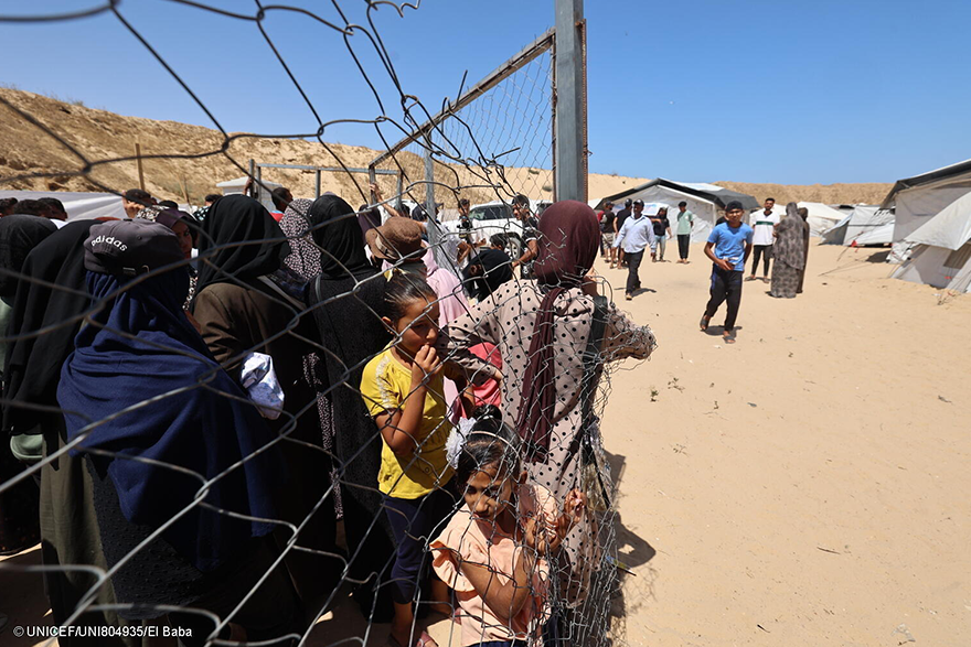 niños vulnerables esperando recibir alimentos en Gaza