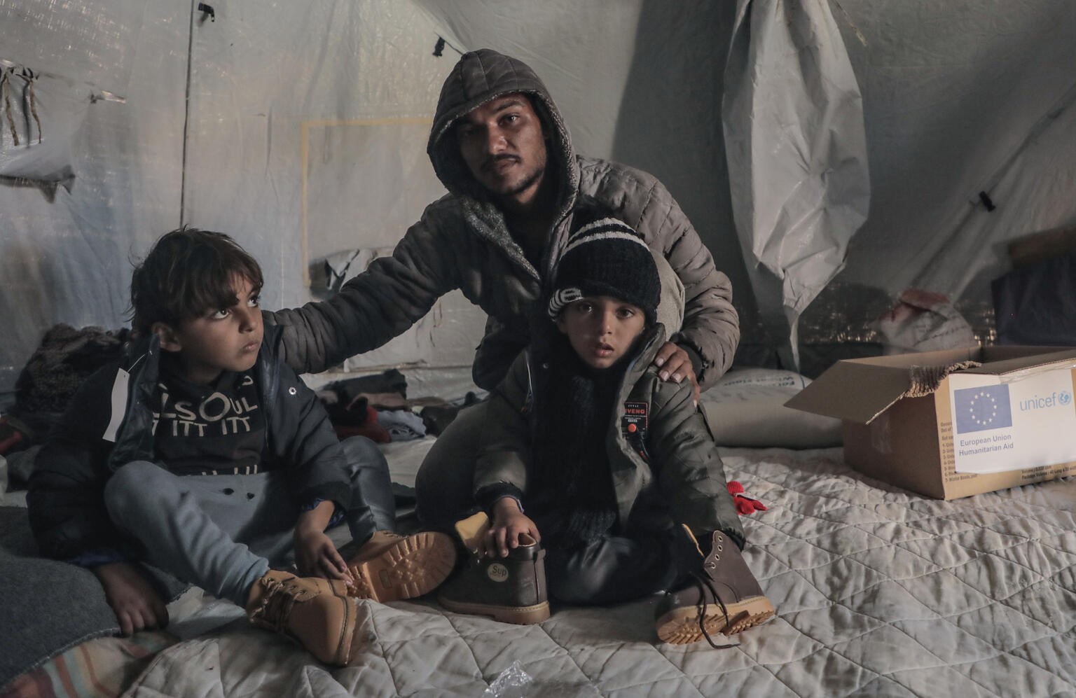 Una familia desplazada por la violencia en la Franja de Gaza