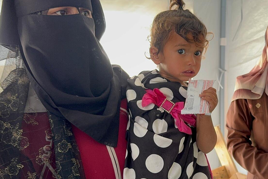 Una niña en Gaza espera para recibir alimentos