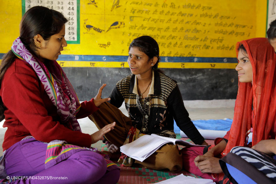 Adolescentes reunidas para aprender habilidades y obtener capacitación en India