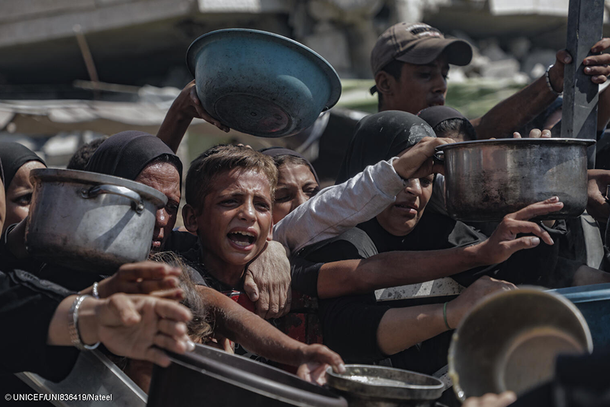 Niño en Gaza en un punto de suministro de alimentos.