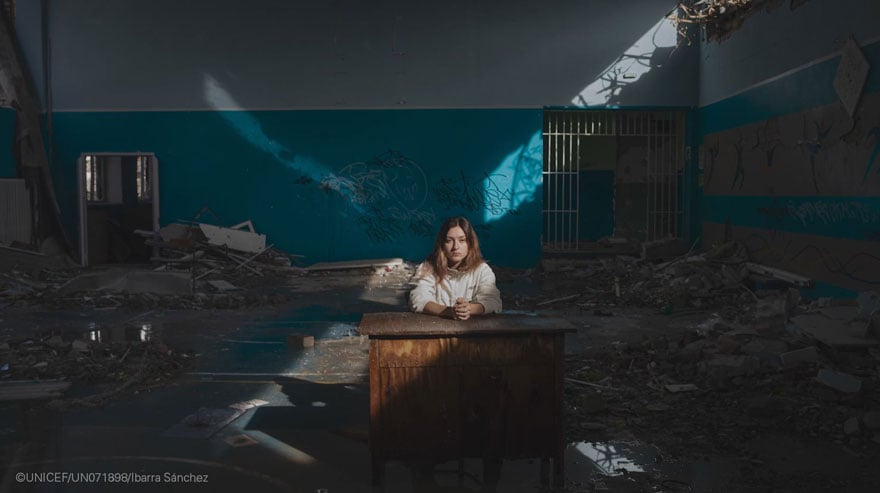 Una adolescente ucraniana en una escuela destruida por los ataques