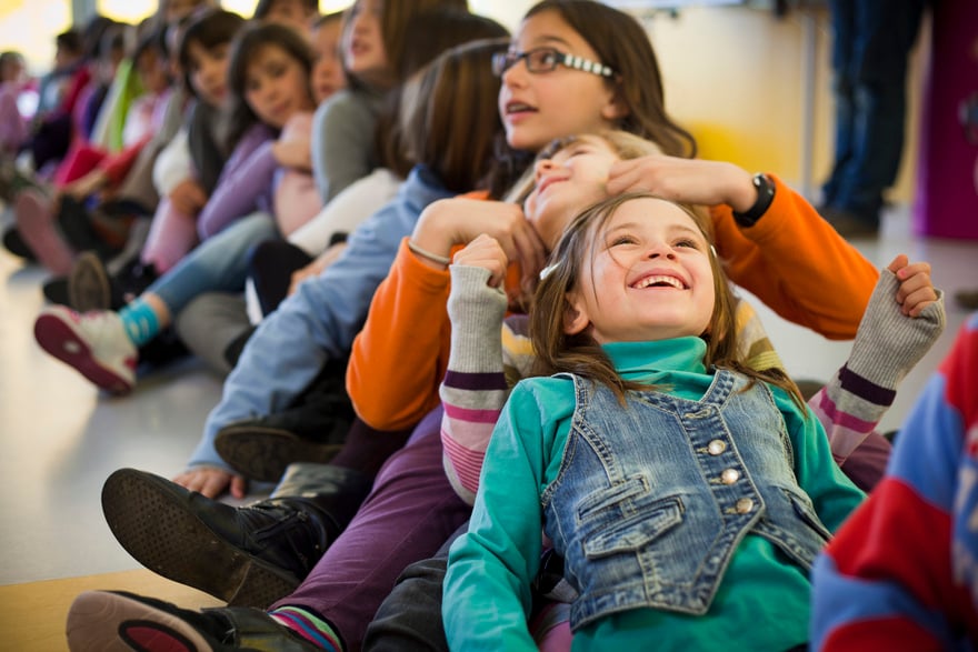 Grupo de niños y niñas españoles practicando actividades lúdicas
