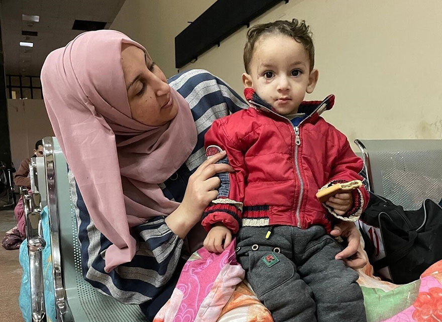 El 10 de enero de 2024, Mageda y su hijo de un año, Sahad, esperan en el paso fronterizo de Rafá a que se les autorice a salir de la Franja de Gaza para recibir tratamiento médico.