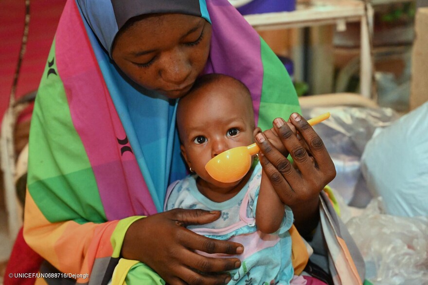 Faouzia Souleymane, un bebé desnutrido de 8 meses, recibe un suplemento nutritivo en el CRENI de Tahoua, Níger.