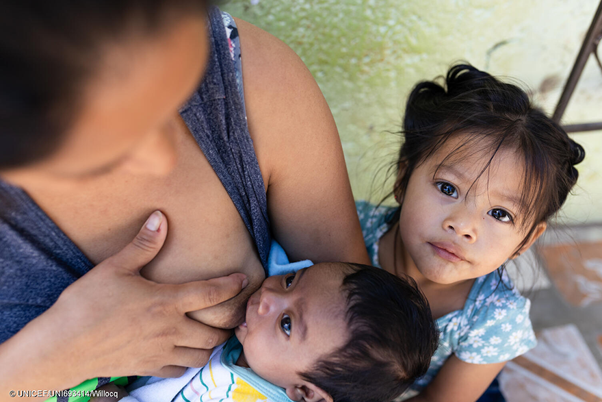 Madre dando el pecho en Guatemala