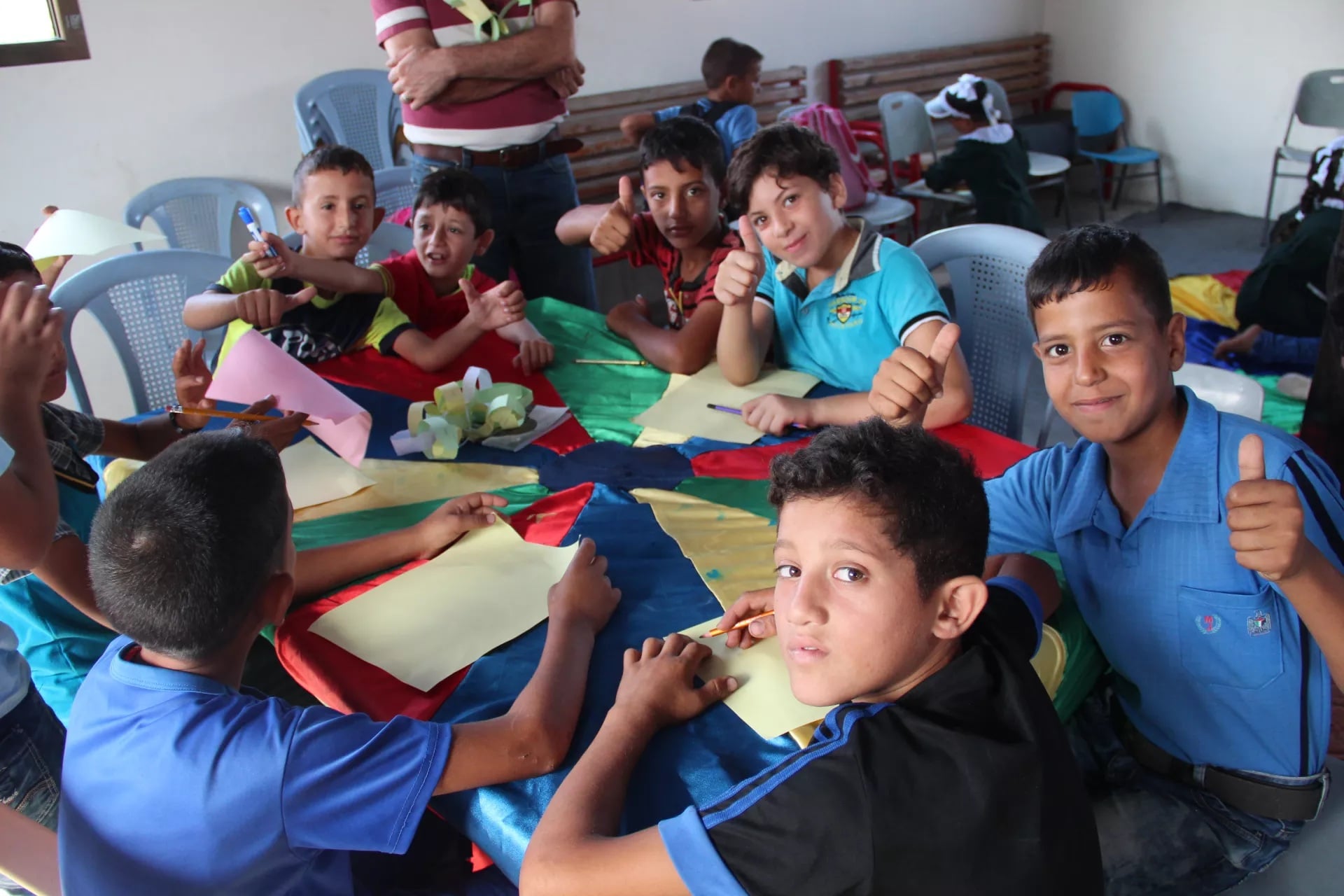 grupo de niños en una escuela temporal en Gaza