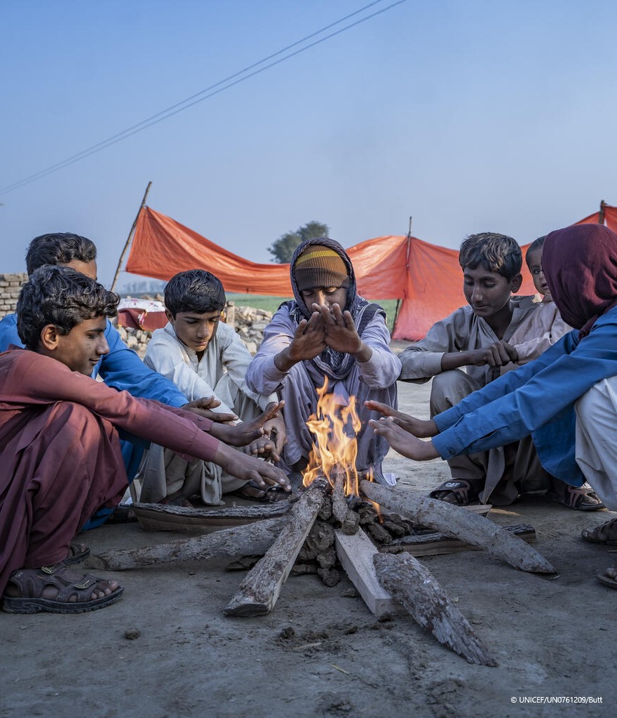 Pakistán: Hasta 4 millones de niños y niñas siguen viviendo junto a aguas estancadas y contaminadas por las inundaciones