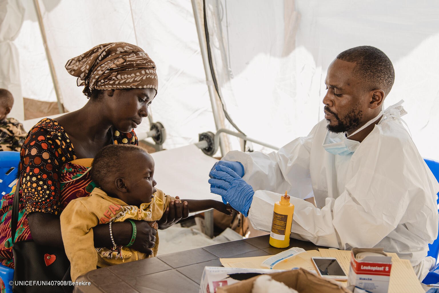 Amina Bakunda es médico en el Centro de Tratamiento del Cólera de Bulengo, un lugar para desplazados en la provincia de Kivu del Norte, en la República Democrática del Congo, que recibe apoyo de UNICEF.