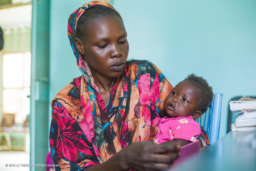 Una madre y su hijo, afectados por el conflicto en Sudán