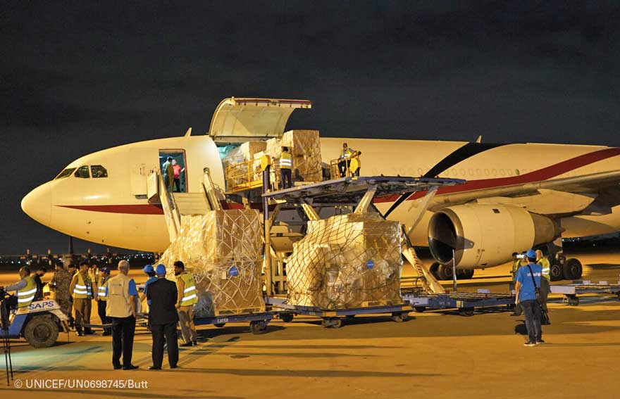 Descarga de suministros humanitarios de UNICEF para las personas afectadas por las inundaciones en Pakistán