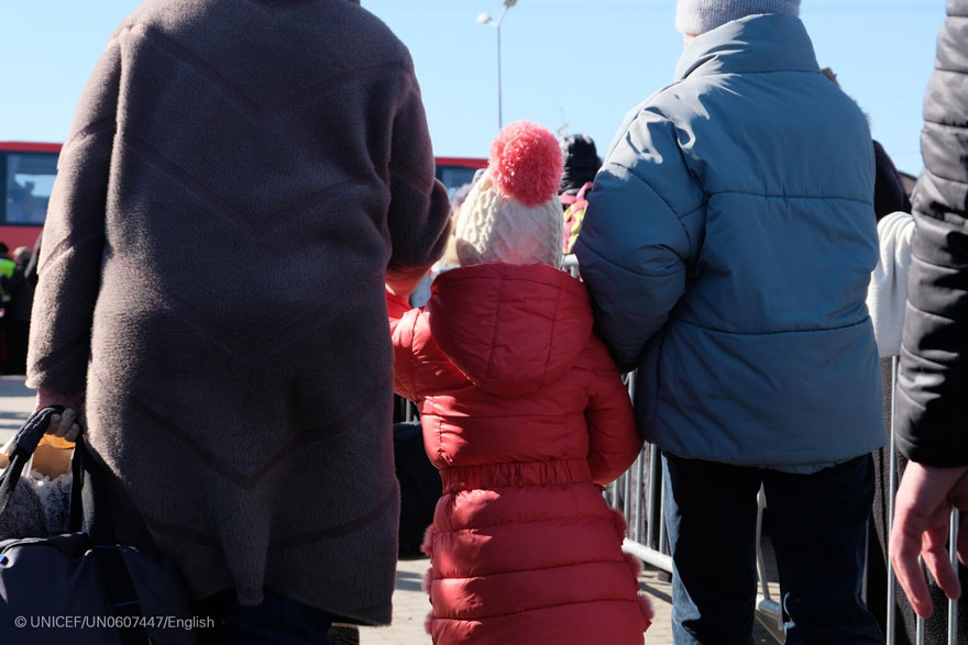 refugiados, incluidos niños y familias, llegan a la frontera de Medyka