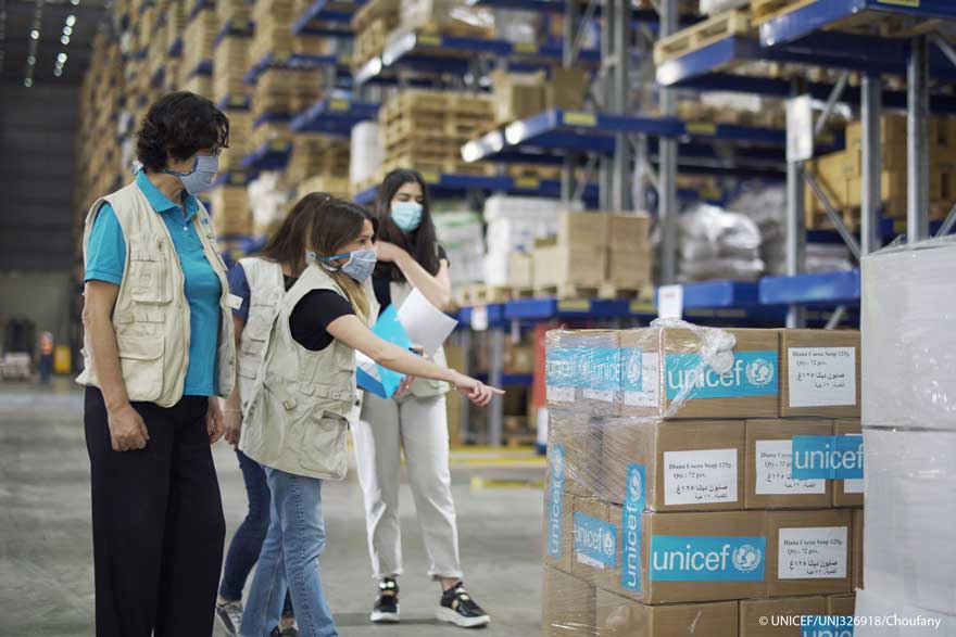 Personal trabajando en el almacén de UNICEF en Copenhague