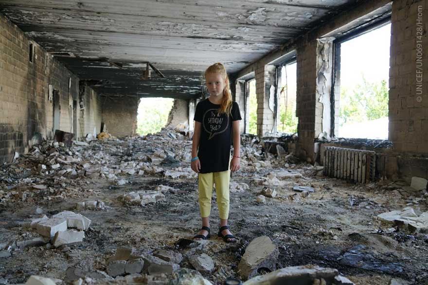 Una niña ucraniana entre los escombros de lo que fue su escuela