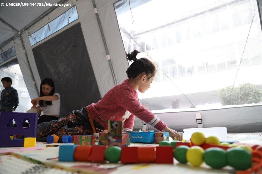 Una niña juega en uno de los espacios recreativos que UNICEF ha levantado para los niños y niñas desplazados