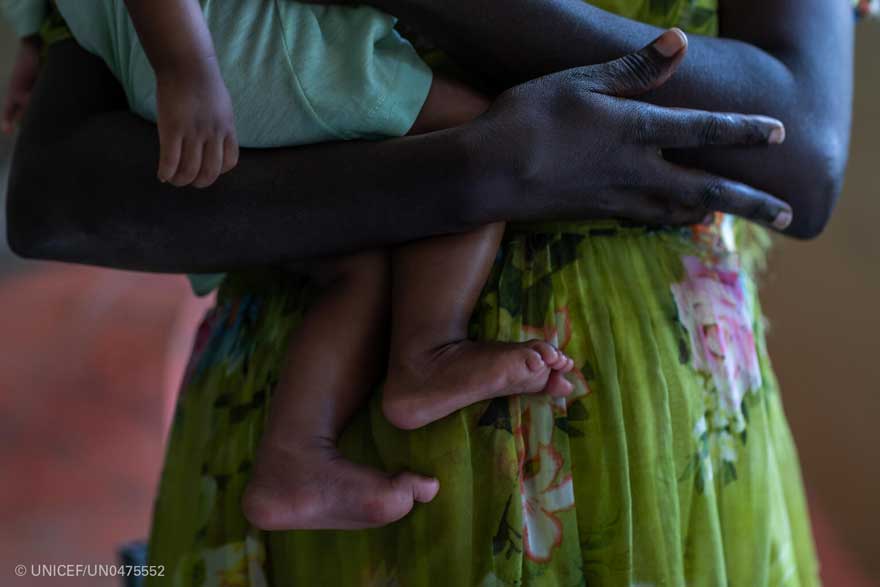 Una madre sostiene a su bebé en Etiopía
