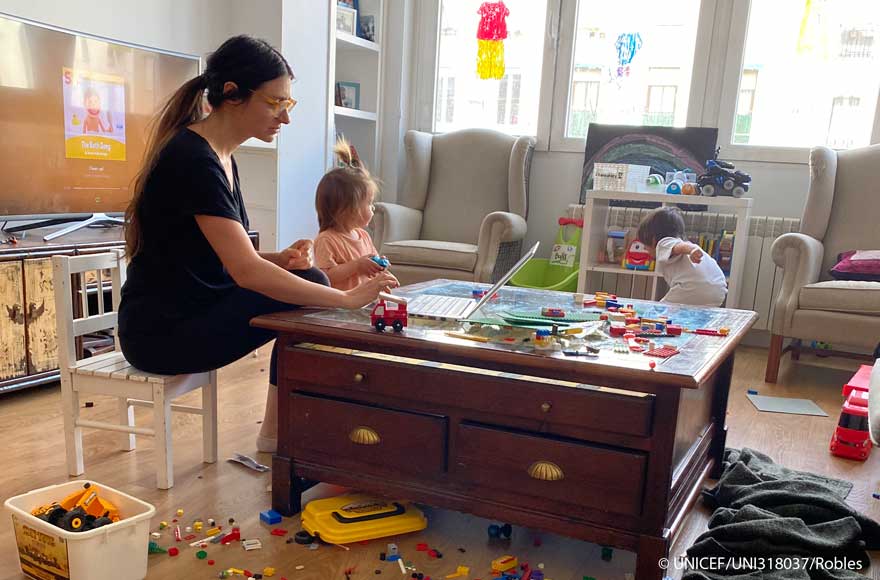 Una madre juega con su hija