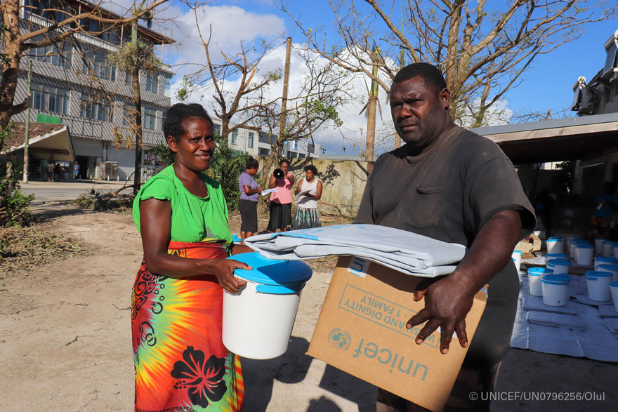 El 5 de marzo, UNICEF y la Cruz Roja de Vanuatu entregaron el primer lote de suministros humanitarios a 450 personas en el centro de evacuación de Wan Smolbag, en la provincia de Shefa.