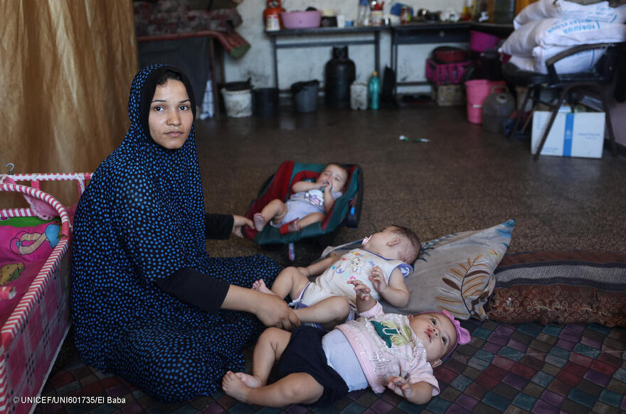 Eman, madre de 29 años con sus cuatro hijos, en una clínica pediátrica apoyada por UNICEF en Deir al-Balah, Franja de Gaza.