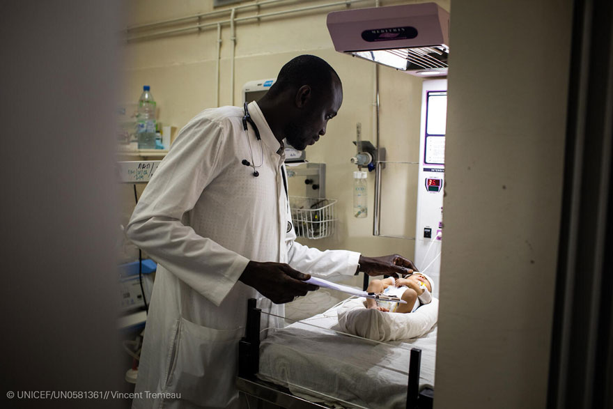 Un médico con un bebé en un hospital de Senegal