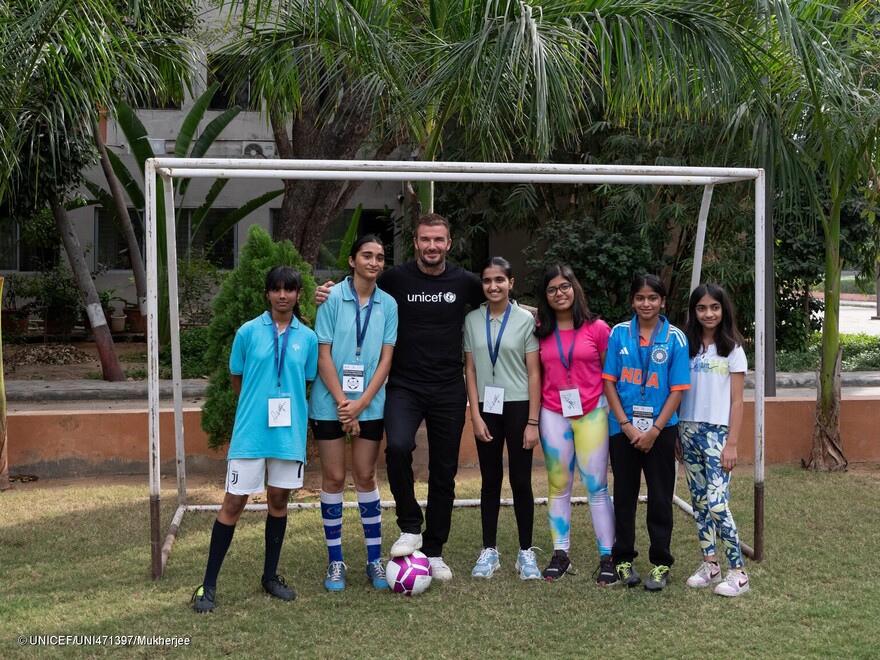 David Beckham junto a niñas participantes en uno de los programas de UNICEF en India