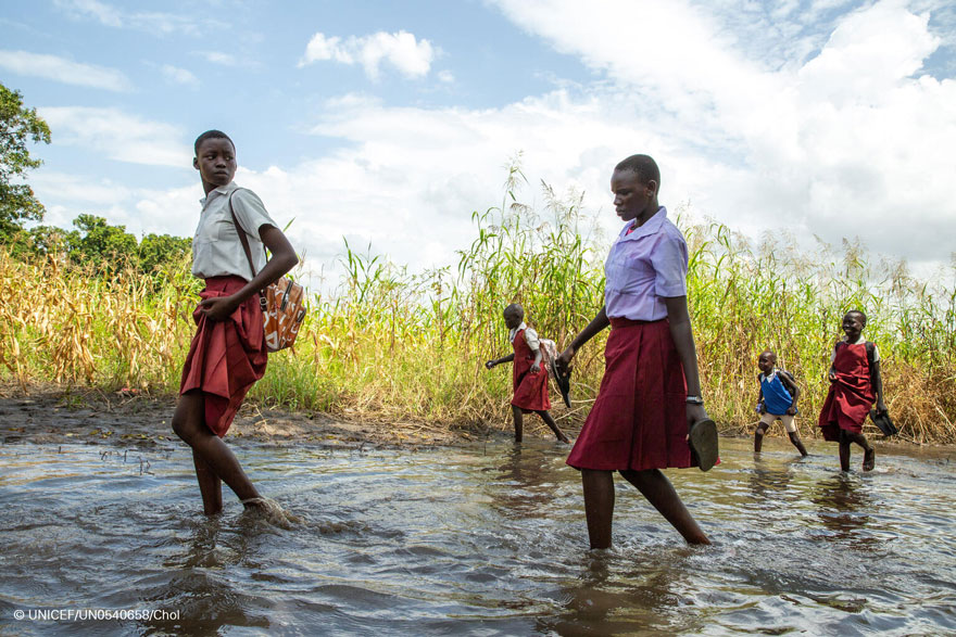 Estudiantes recorriendo caminos inundados en Sudán del Sur