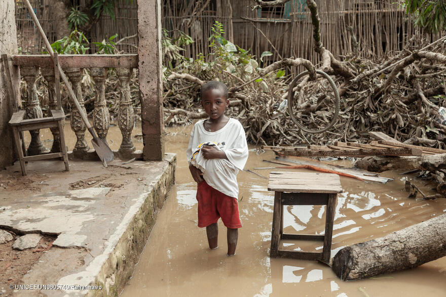 Un niño en su casa inundada de Madagascar