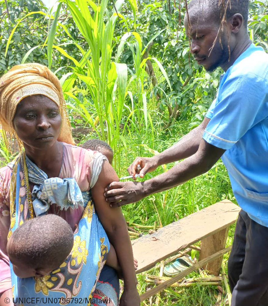 Una mujer recibe la segunda dosis de la vacuna Covid-19 en Machinga, zona de Nkwepere.