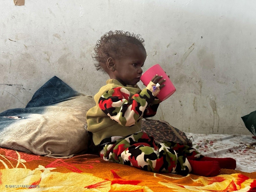 Shimba, de 3 años, bebe leche terapéutica en el hospital pediátrico de Port Sudan, donde lleva ingresado 20 días.