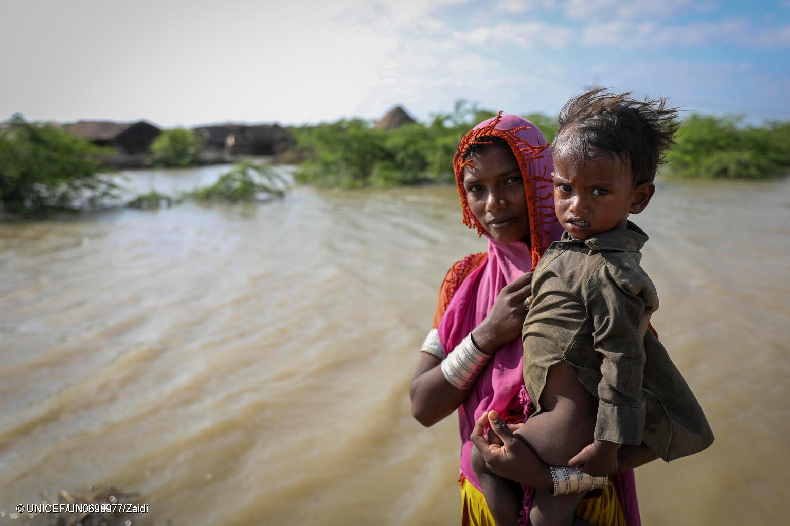 Una madre y su hijo afectados por las inundaciones en Pakistán