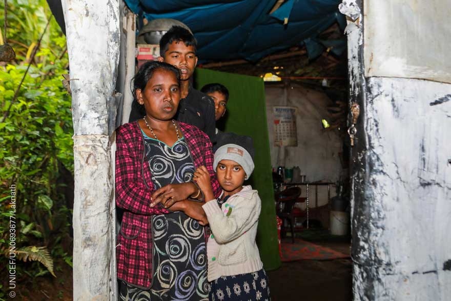 Una familia en la puerta de su hogar en Watawala, Sri Lanka