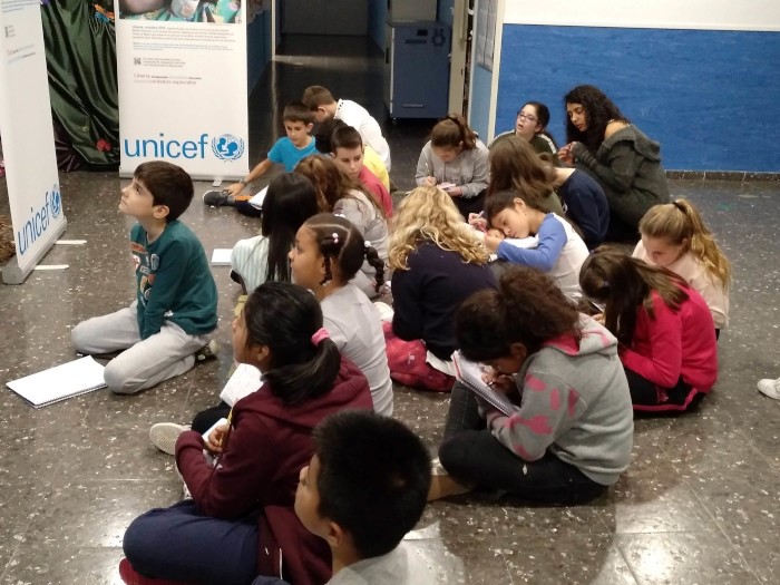 Un grupo de niños y niñas realizando actividades sobre Derechos de Infancia