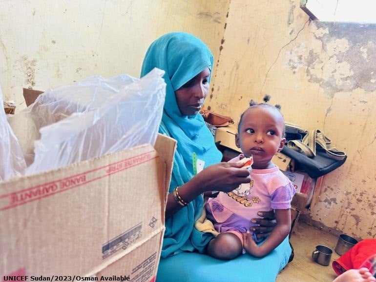 Una niña tomando alimento terapéutico contra la desnutrición en Sudán