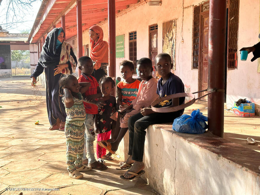 Niños y niñas que han huido de Wad Madani, en el estado de Al Jazirah, tras los recientes enfrentamientos.