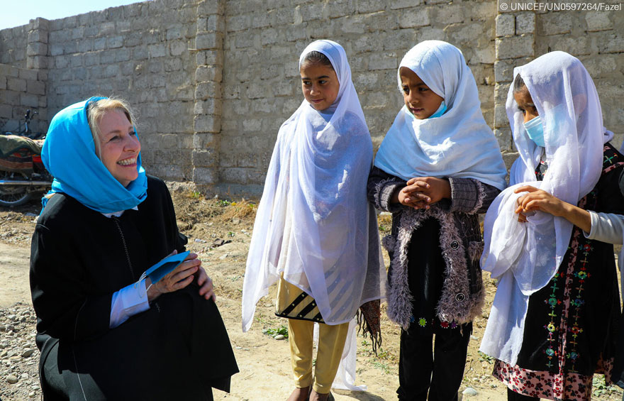 Catherine Russel durante una visita a una escuela de Afganistán