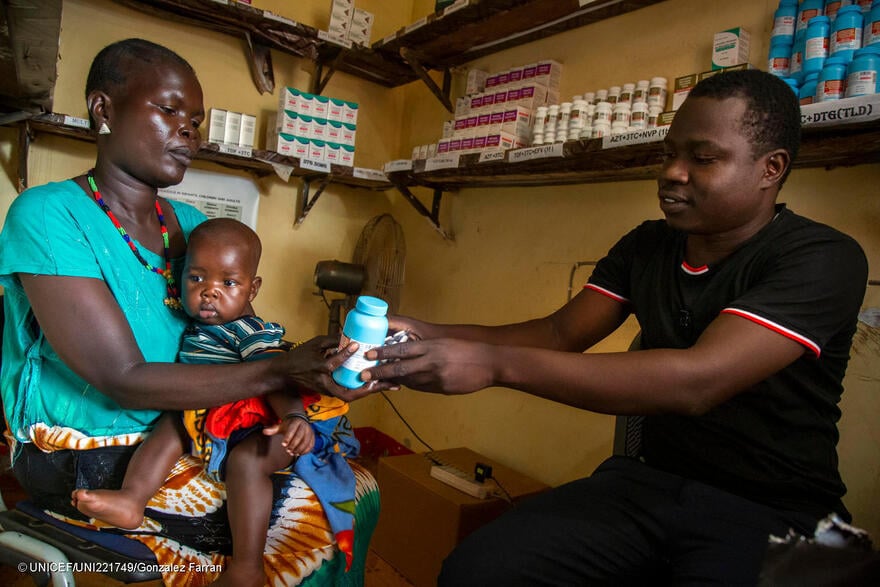 Personal sanitario entrega tratamiento antirretroviral a una madre