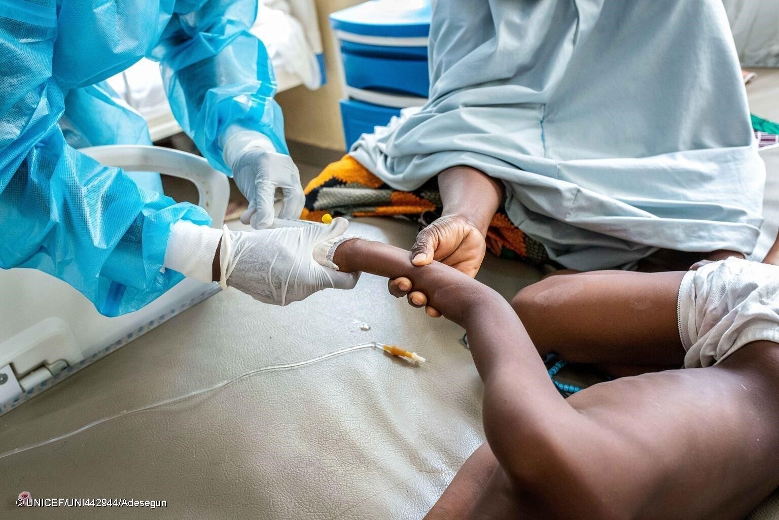 Trabajadores sanitarios atendiendo a un niño en Nigeria