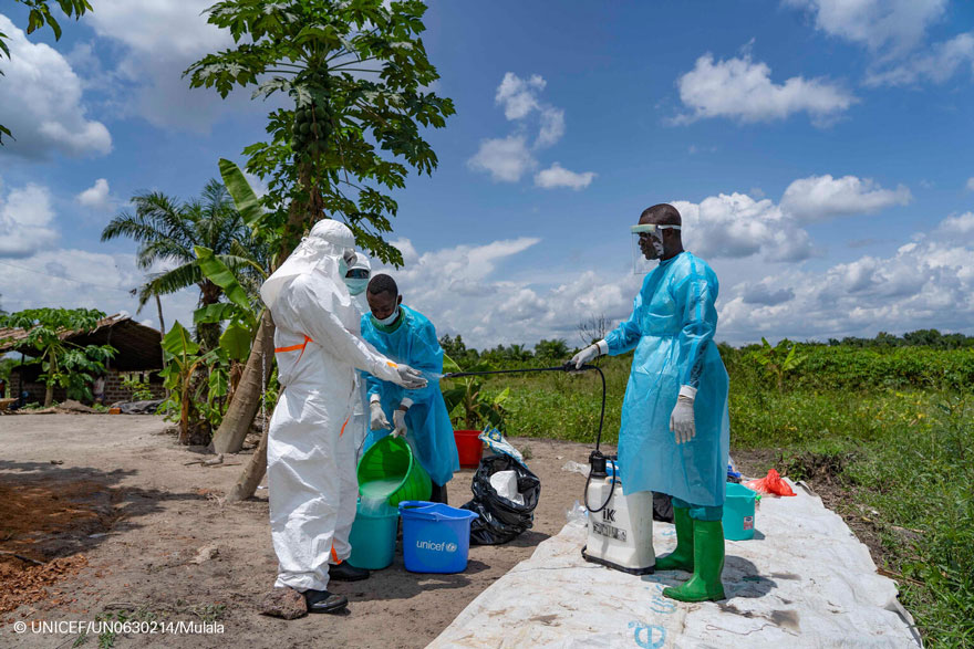 Un equipo de saneamiento apoyado por UNICEF descontamina una casa en Mbandaka, República Democrática del Congo, donde se quedó un caso de contacto de ébola.