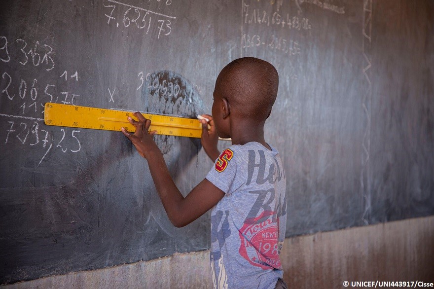Un alumno utiliza una regla en la pizarra en clase, en una escuela pública de Kaya, Región Centro Norte, Burkina Faso.