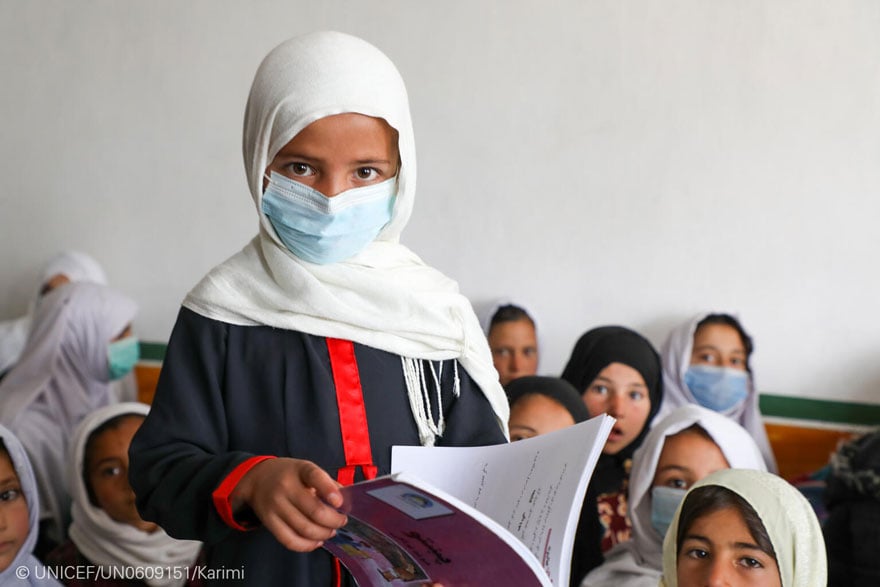 Niñas afganas en un centro de aprendizaje acelerado 