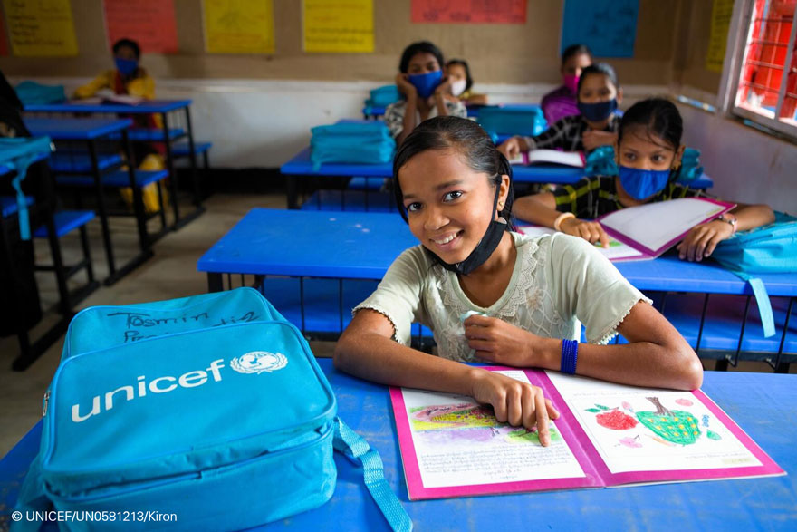 Una niña refugiada rohingya estudia en uno de los centros educativos apoyados por UNICEF