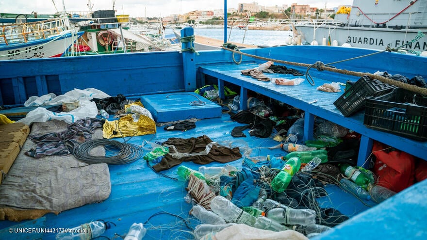 Objetos abandonados en una embarcación que transportaba personas migrantes en la isla de Lampedusa, Italia.