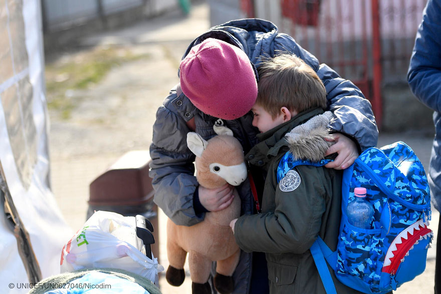 Anastasia consuela a su hermano Andrei, de seis años, mientras se preparan para salir de Rumanía hacia su próximo destino
