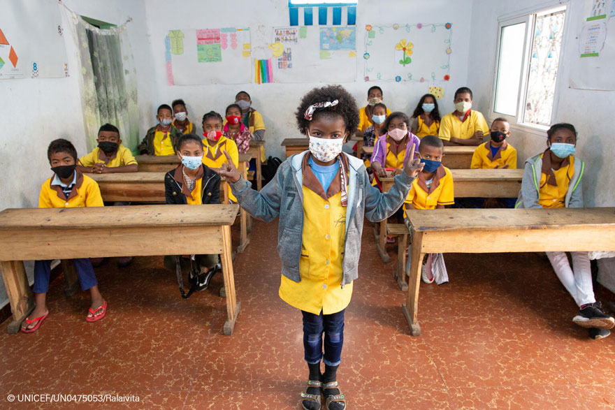 Una niña ejemplifica cómo guardar la distancia social en un colegio de Madagascar