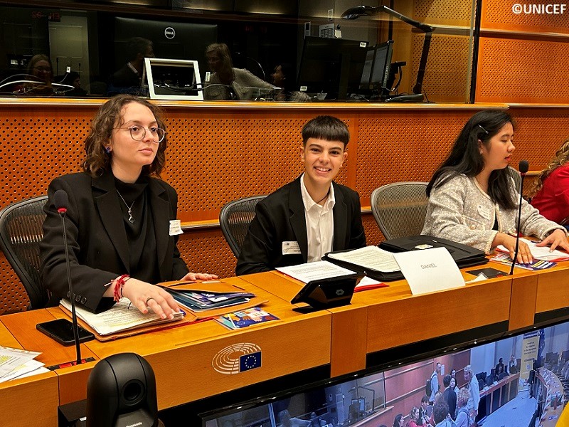 Jóvenes participantes en el encuentro durante sus intervenciones