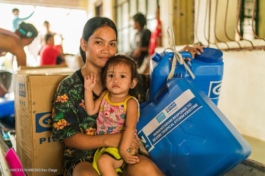 Una de las familias afectadas que han recibido el apoyo de UNICEF