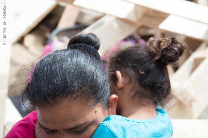 Una madre y su hija en la frontera entre EEUU y México
