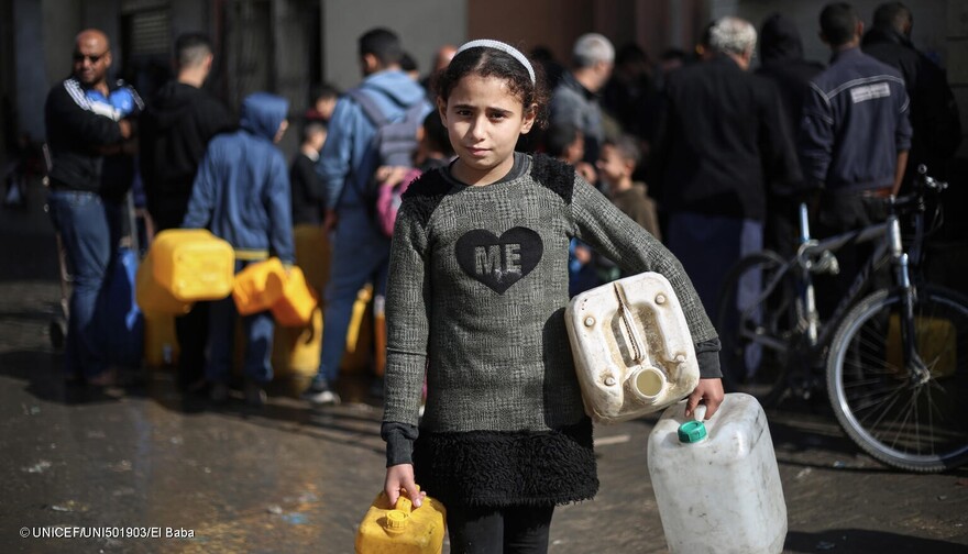 Una niña acude a recoger agua suministrada por UNICEF en la Franja de Gaza