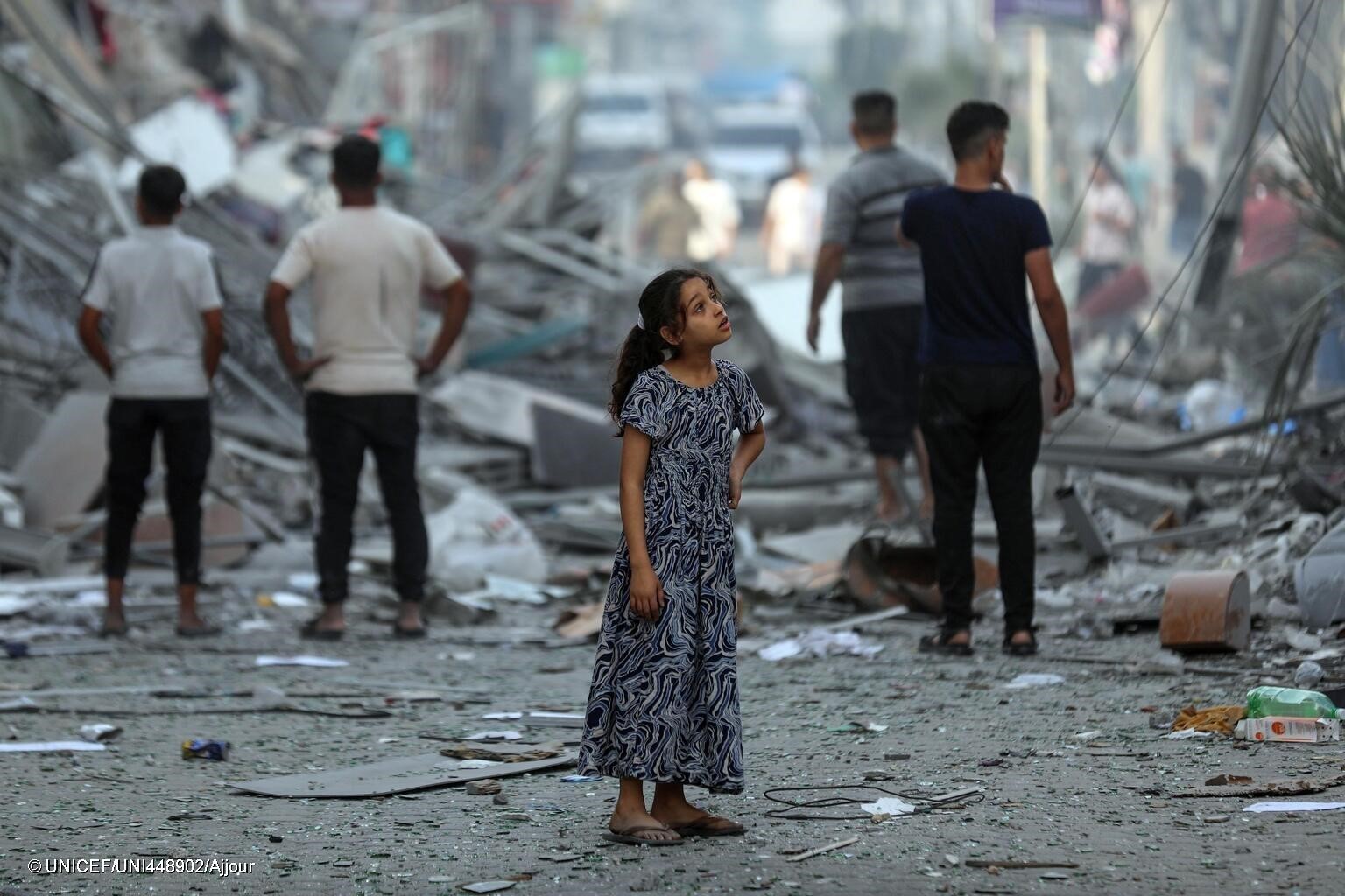 Una niña observa los destrozos del conflicto en un barrio de Gaza